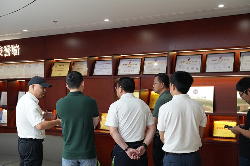 参观沃佑达荣誉墙