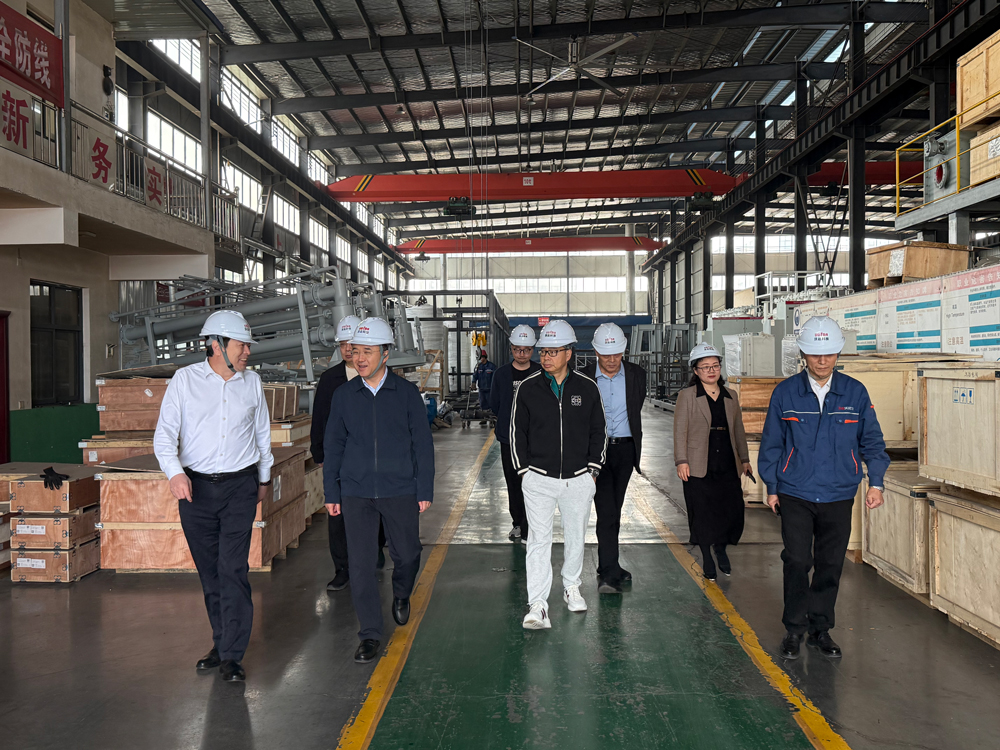 参观中原氢能装备研发制造基地生产车间