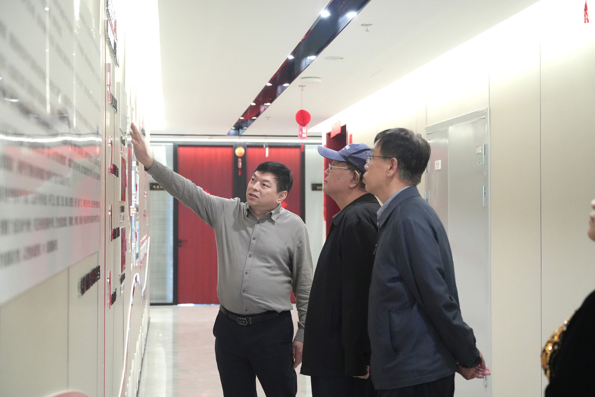 参观企业文化墙